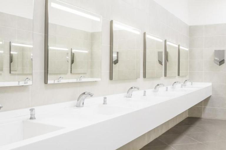 Comment assurer une désinfection efficace des sanitaires professionnels ?